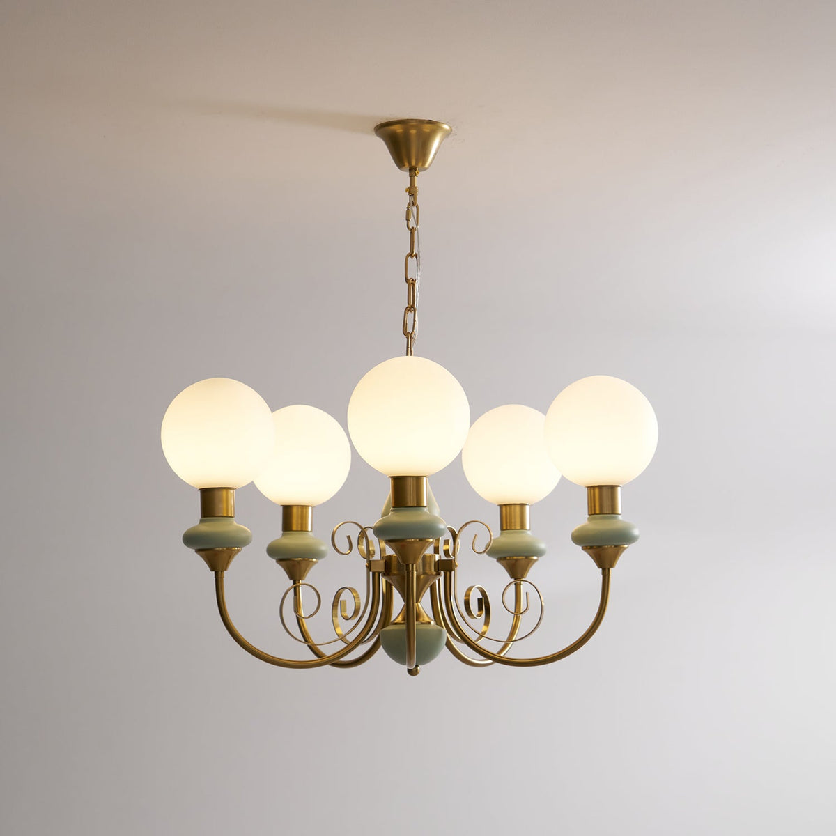 Glas-Kronleuchter mit Eisenrahmen in Grün, Gold und Weiß, 3-5-8 Lampen, Pendelleuchte für Esszimmer und Wohnzimmer | Sansoti