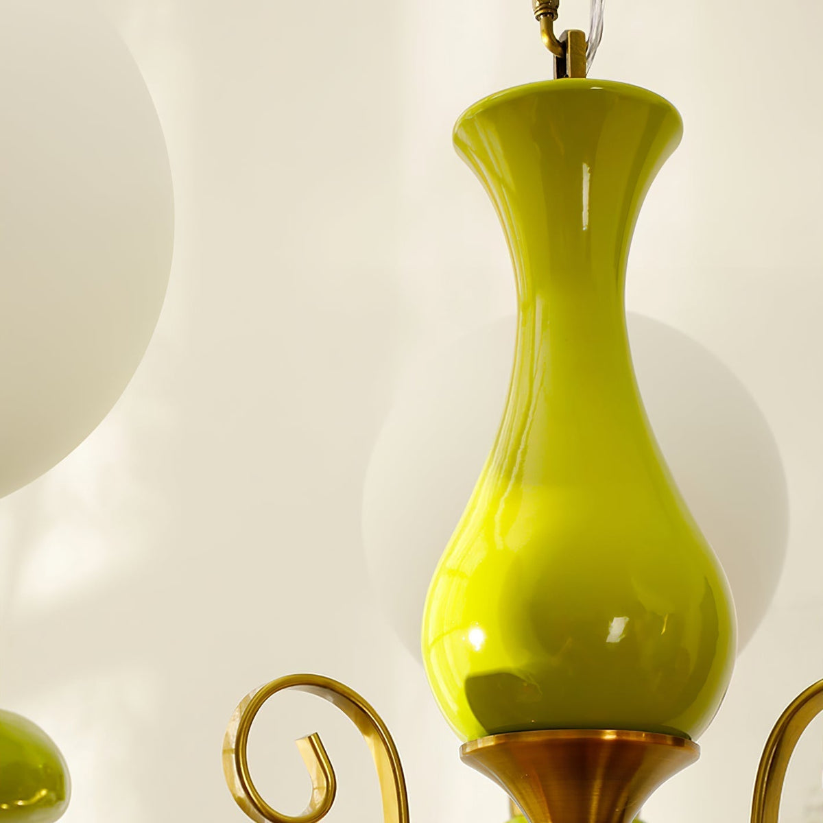 Glas-Kronleuchter mit Eisenrahmen in Grün, Gold und Weiß, 3-5-8 Lampen, Pendelleuchte für Esszimmer und Wohnzimmer | Sansoti