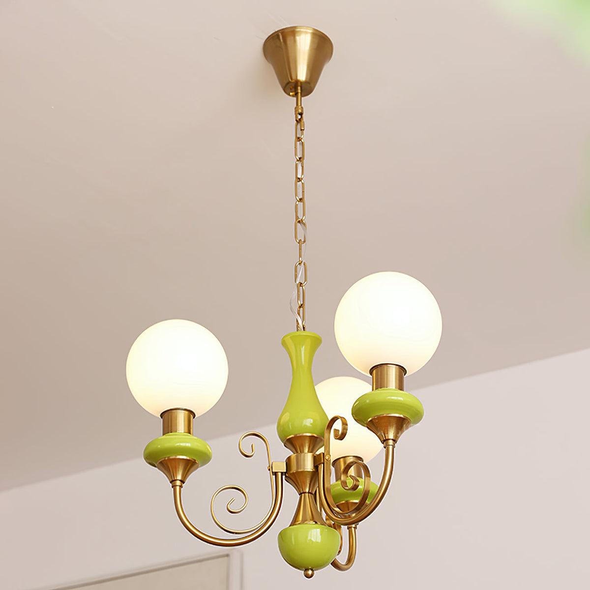 Glas-Kronleuchter mit Eisenrahmen in Grün, Gold und Weiß, 3-5-8 Lampen, Pendelleuchte für Esszimmer und Wohnzimmer | Sansoti