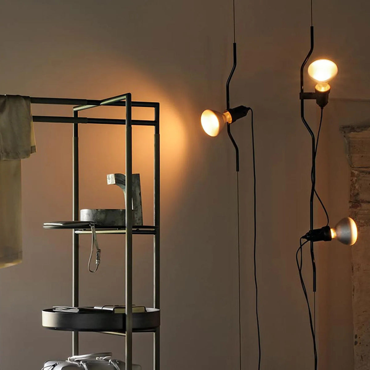 Suspension réglable en hauteur avec abat-jour tubulaire en métal – Noir/Blanc/Rouge | Sansoti