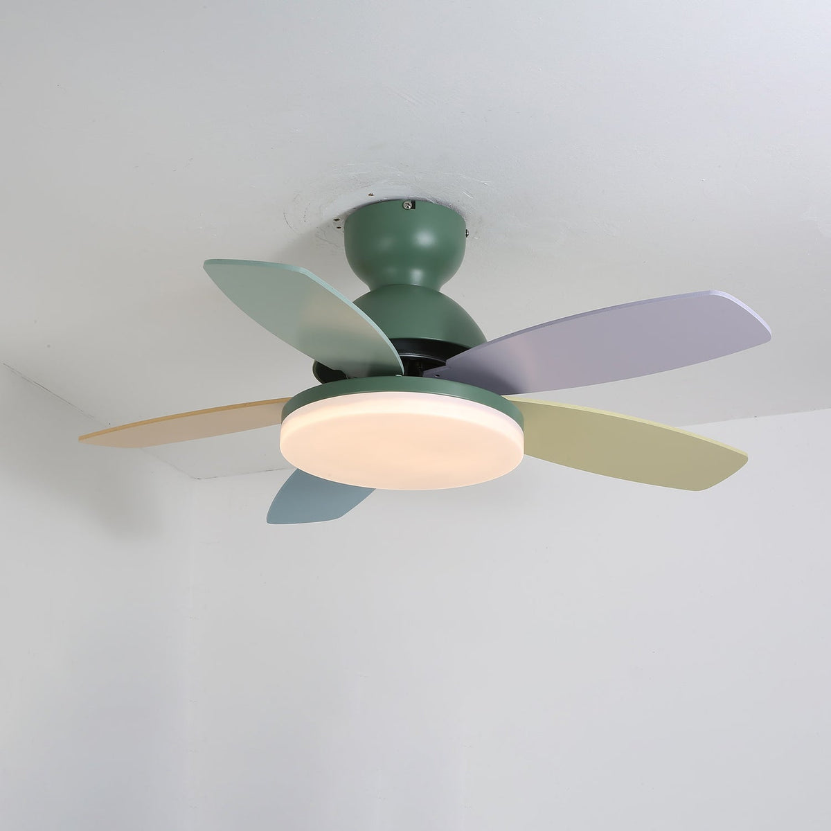 Liora Plafondventilator met Verlichting en Gekleurde Glazen Bladeren voor Kinderkamer – Moderne Ceiling Fan met LED en Afstandsbediening – Verstelbare Snelheid Plafondventilator met Licht in Meerdere Kleurvarianten | Sansoti
