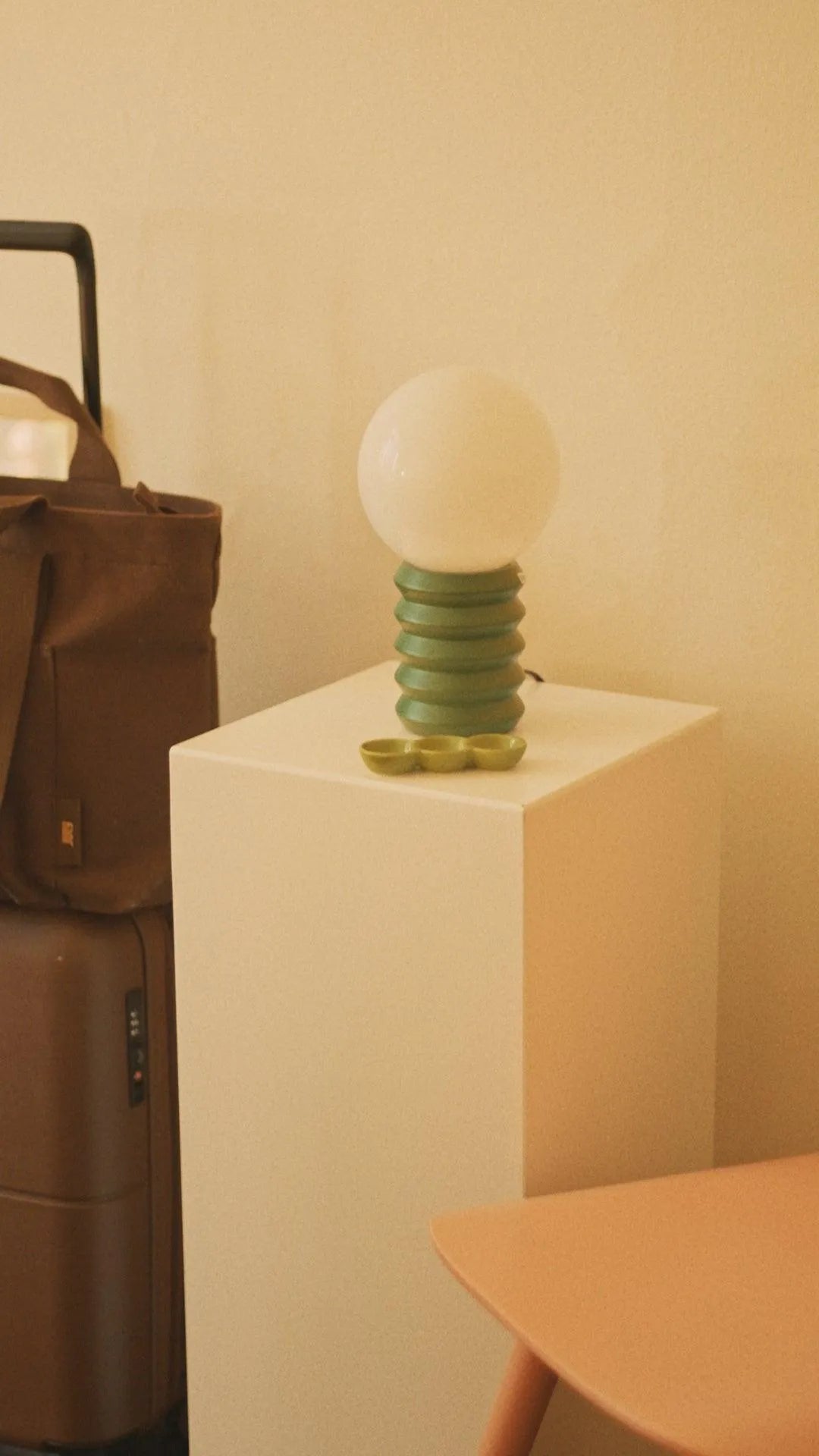 Lampa stołowa z drewna i ryflowanego szkła, retro, 28 cm, leśna zieleń i czerwień, szklana kula, nastrojowe oświetlenie | Sansoti