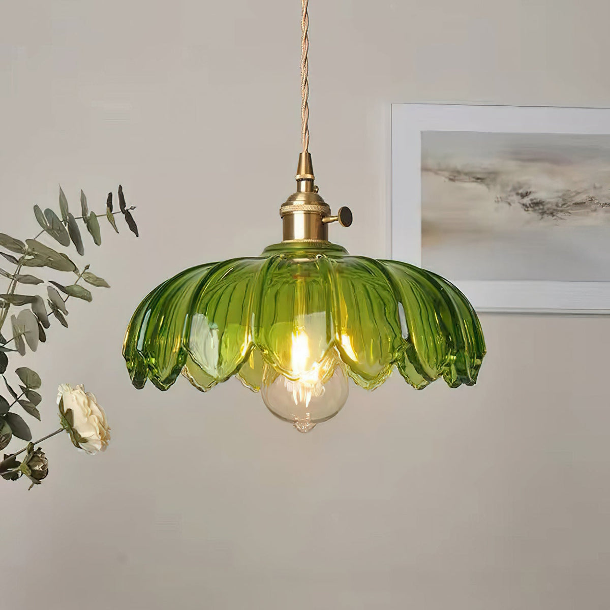Retro Hanglamp met Bloembladkap en Messing Armatuur – Vintage Elegantie in Zes Glaskleuren – Enkele of Drievoudige Lichtpunten | Sansoti