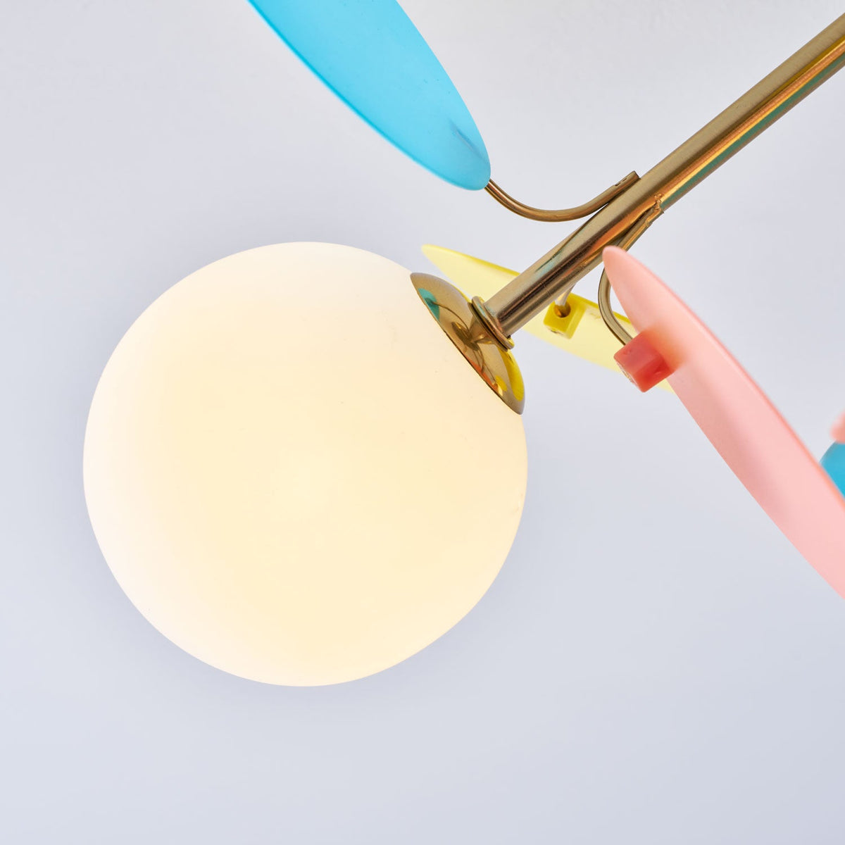 Plafonnier rond avec feuilles en acrylique – Couleurs pastel macaron – 1, 4, 6 ou 8 points lumineux – Douille G9 – Design scandinave pour chambre d’enfant, salon et bureau | Sansoti