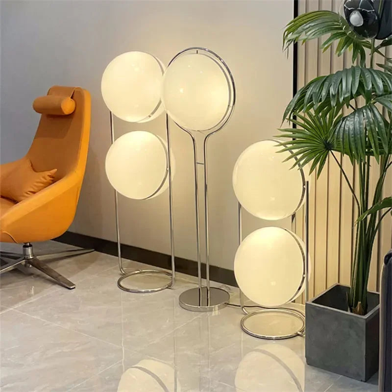 Lampa podłogowa w kształcie kuli, biała, akryl i chromowany metal, design art déco, E27 LED | Sansoti