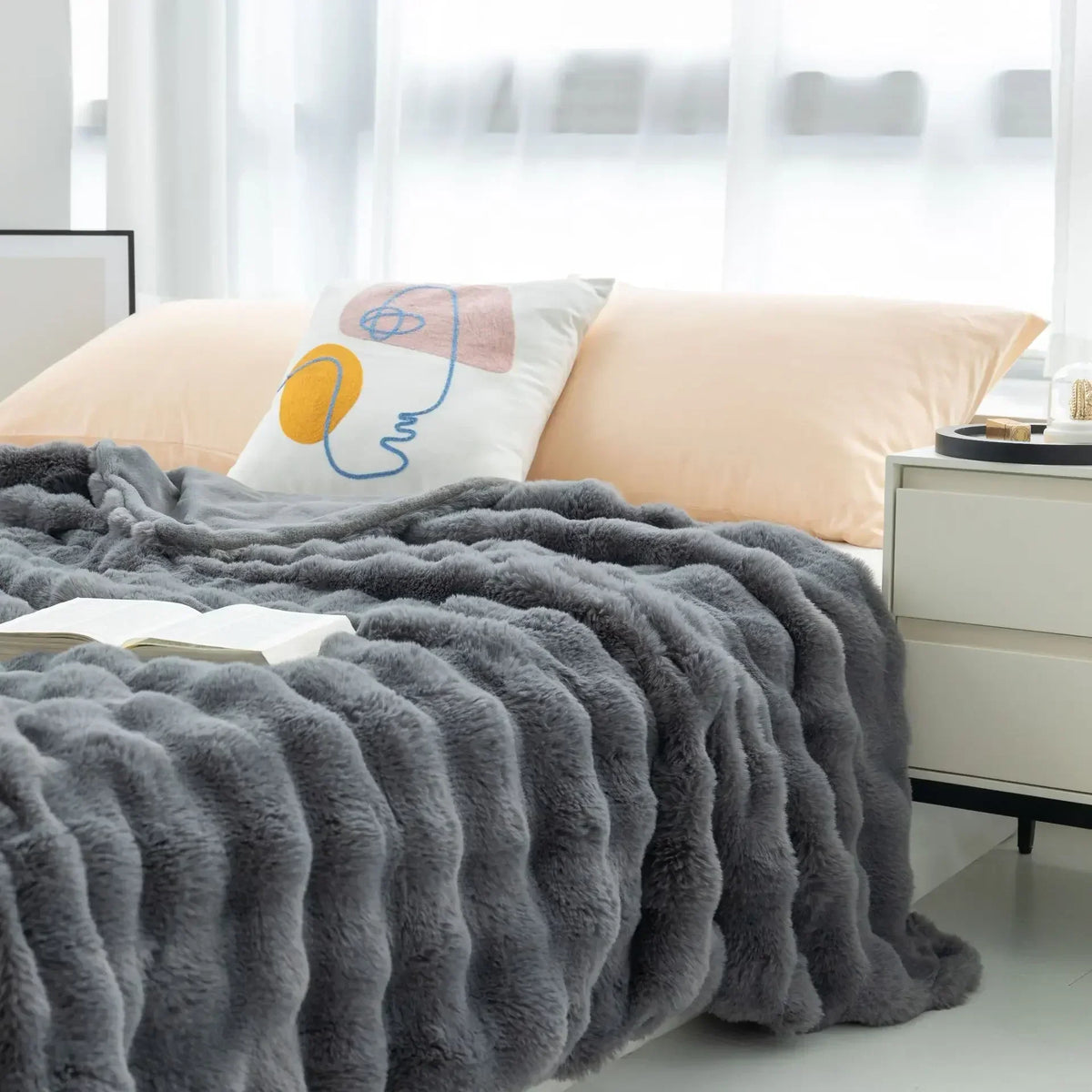 Doppelseitige Kunstfell-Decke 100 % Polyester, warme und weiche Winterdecke für Bett und Sofa, dekorativ, 4 Farben | Sansoti