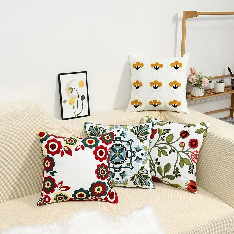 Housse de coussin 45x45cm coton canvas brodée fleurs blanche, housse décorative pour canapé ou chambre, style campagne | Sansoti