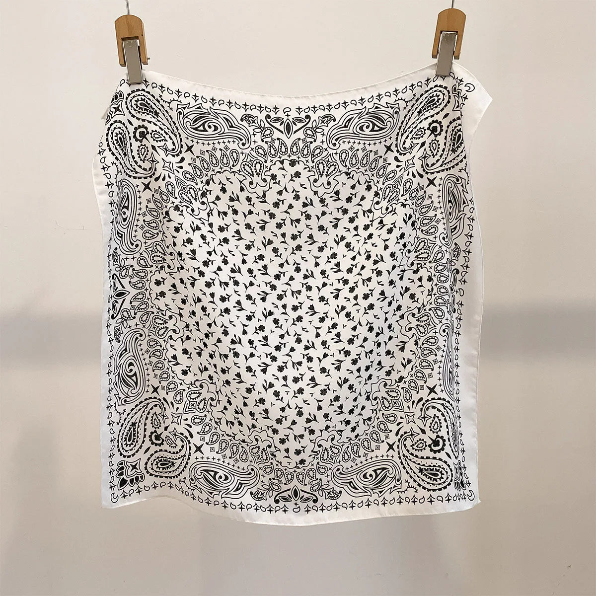 Quadratisches Bandana 68x68cm mit Baumwollprint, Kopftuch für Damen, Haar- und Halstuch, multifunktional für alle vier Jahreszeiten | Sansoti