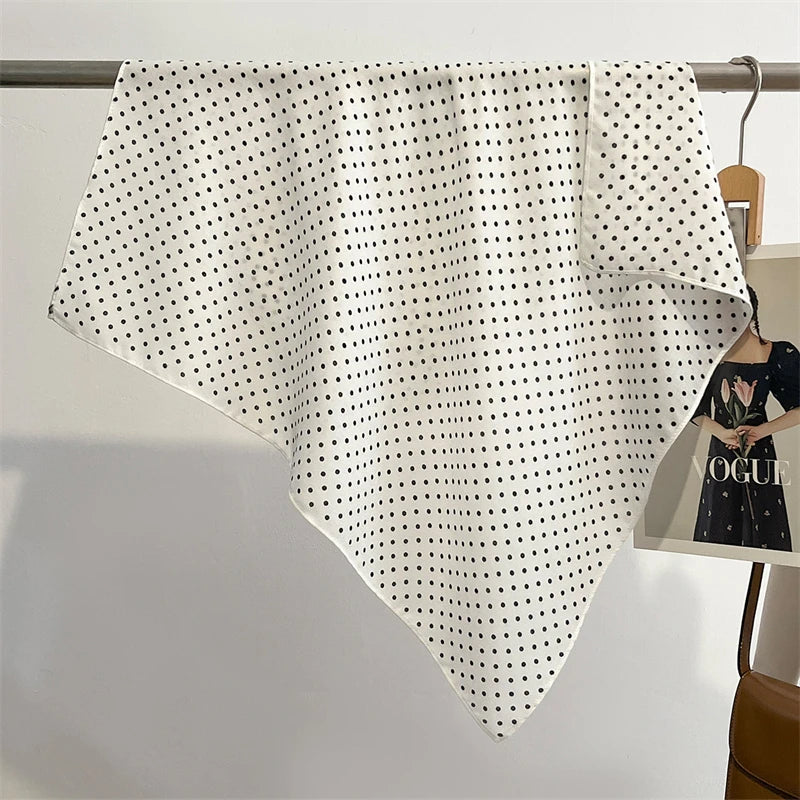 Quadratisches Bandana 68x68cm mit Baumwollprint, Kopftuch für Damen, Haar- und Halstuch, multifunktional für alle vier Jahreszeiten | Sansoti