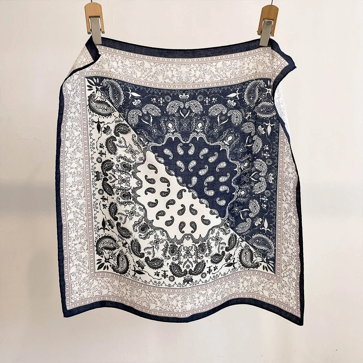 Quadratisches Bandana 68x68cm mit Baumwollprint, Kopftuch für Damen, Haar- und Halstuch, multifunktional für alle vier Jahreszeiten | Sansoti