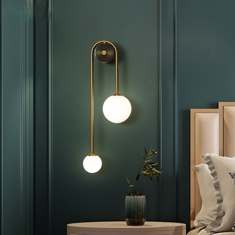 Złota lampa ścienna z białą szklaną kulą – nowoczesny skandynawski design do holu i korytarza | Sansoti