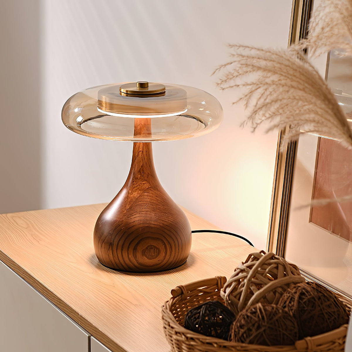 Tischleuchte mit gebogenem Holzfuß und bernsteinfarbenem Glasschirm – modernes skandinavisches Design – warmweißes Licht – Plug-in, 150-cm-Kabel – ø 8,7" – 2 Höhen | Sansoti