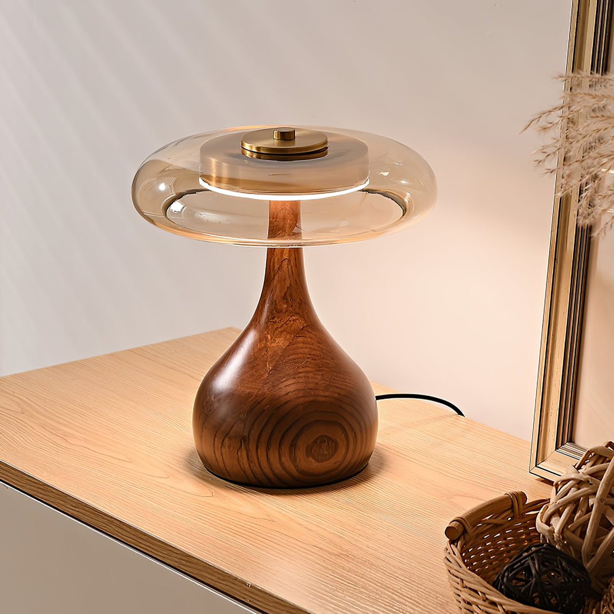Tischleuchte mit gebogenem Holzfuß und bernsteinfarbenem Glasschirm – modernes skandinavisches Design – warmweißes Licht – Plug-in, 150-cm-Kabel – ø 8,7" – 2 Höhen | Sansoti
