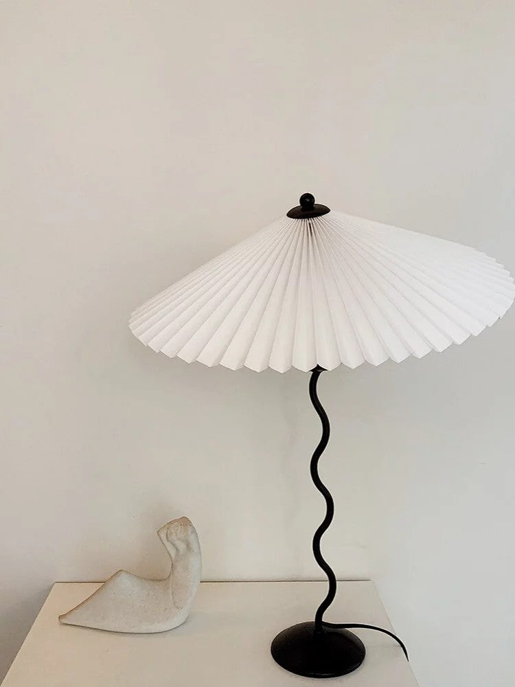 Table lamp with wavy base and pleated shade – Scandinavian accent for living room, hallway or bedroom | Black base with beige, white, dark green or black fabric shade | E14 socket | Dimmable with push button | Sansoti