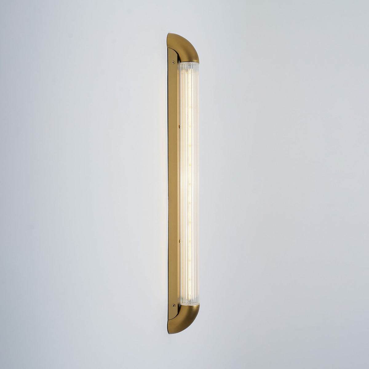 Wandlamp met Geribbelde Glazen Buis en Gebogen Roestvrijstalen Accenten | Moderne Verlichting met Geïntegreerde LED | Sansoti