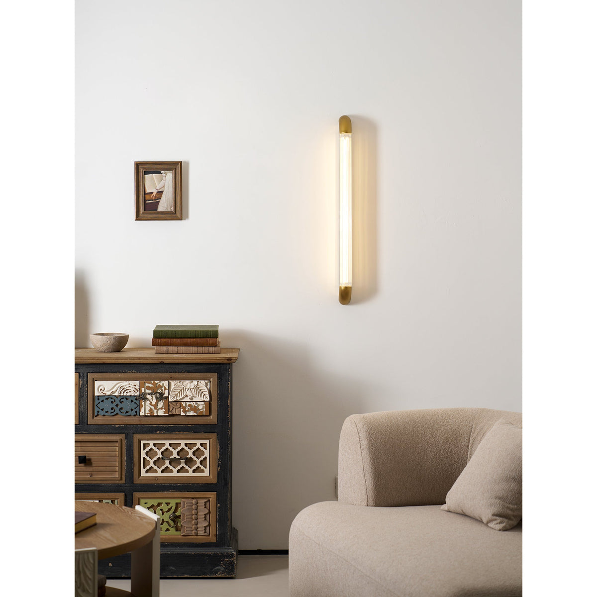 Wandlamp met Geribbelde Glazen Buis en Gebogen Roestvrijstalen Accenten | Moderne Verlichting met Geïntegreerde LED | Sansoti