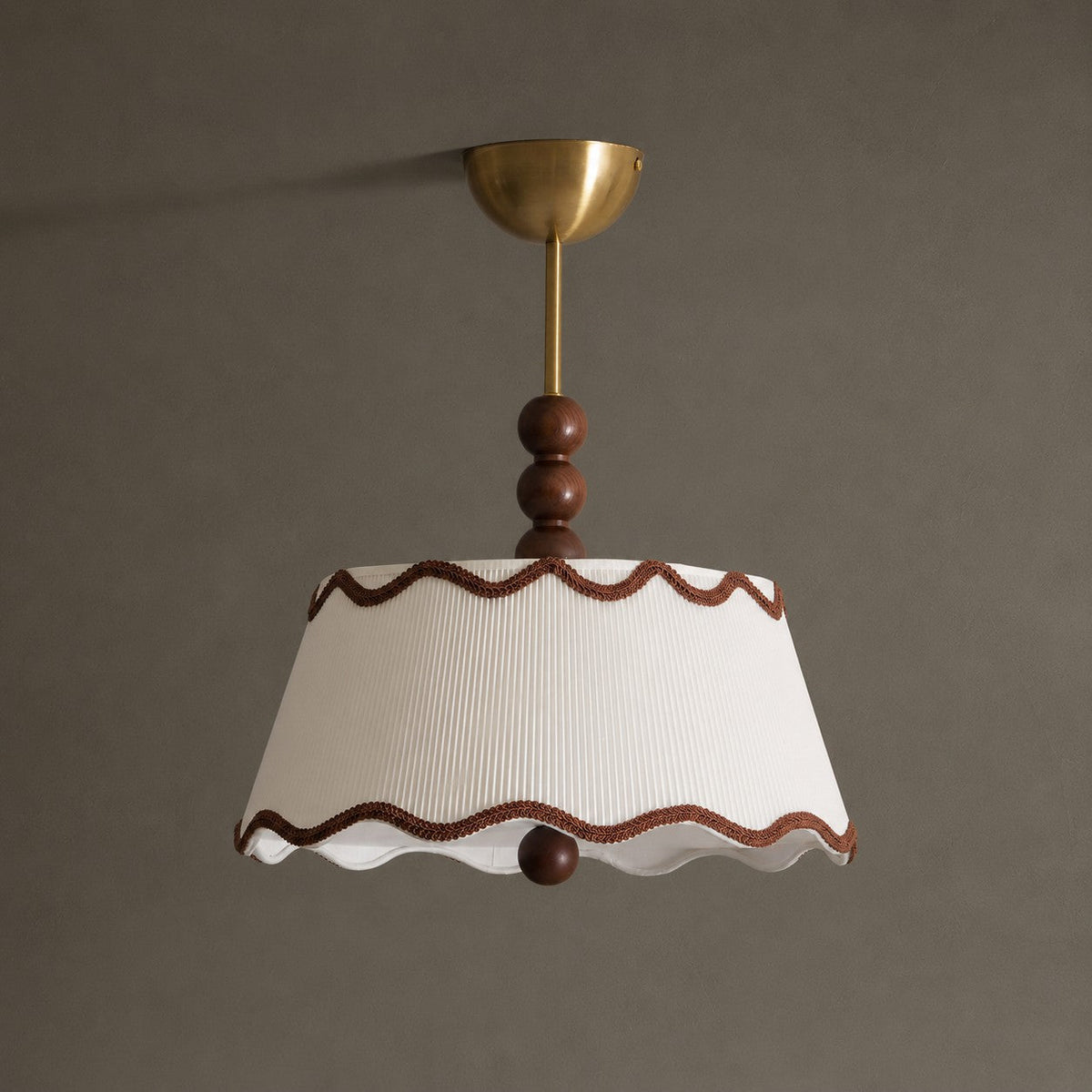 Deckenlampe mit gefaltetem Schirm und Holzperlen – Vintage-Cottage-Stil für warmes, stimmungsvolles Licht | Sansoti