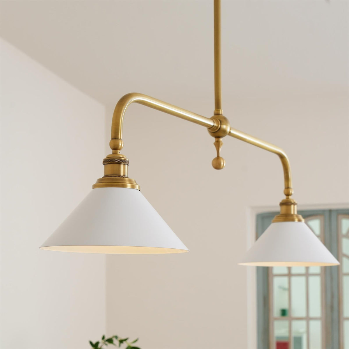 Lámpara colgante de diseño de lujo con pantallas de vidrio blanco para mesa de comedor e isla de cocina, acabado de latón | Sansoti