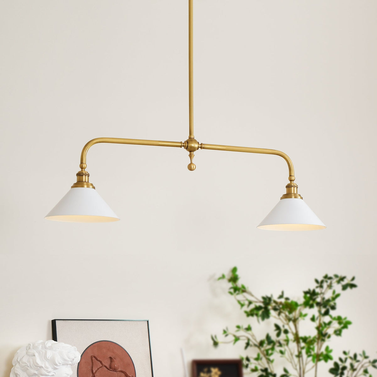 Lámpara colgante de diseño de lujo con pantallas de vidrio blanco para mesa de comedor e isla de cocina, acabado de latón | Sansoti