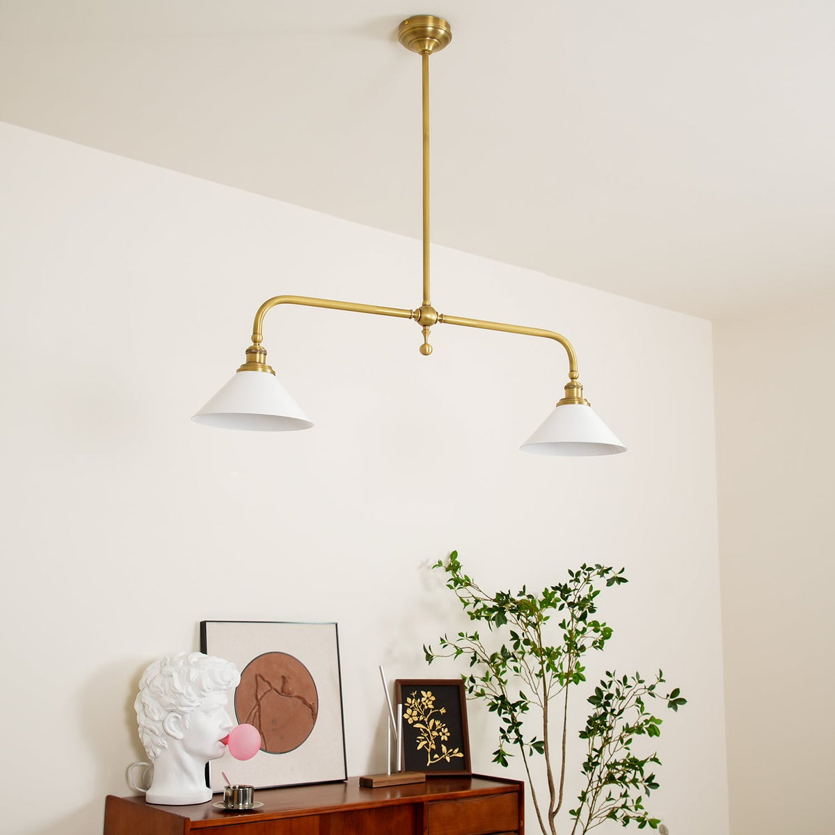 Lámpara colgante de diseño de lujo con pantallas de vidrio blanco para mesa de comedor e isla de cocina, acabado de latón | Sansoti