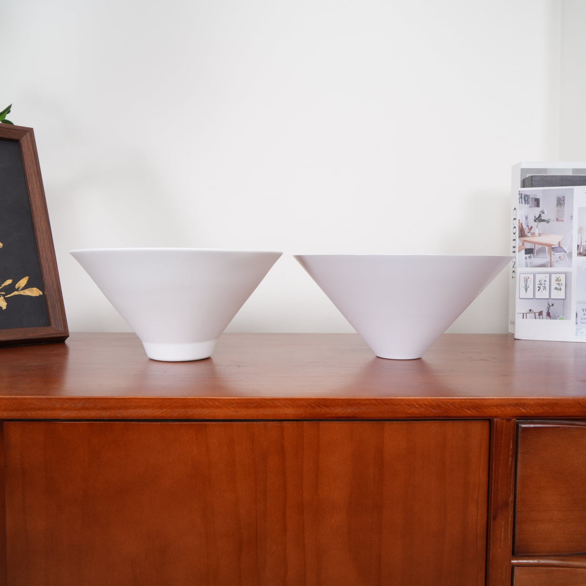 Lámpara colgante de diseño de lujo con pantallas de vidrio blanco para mesa de comedor e isla de cocina, acabado de latón | Sansoti