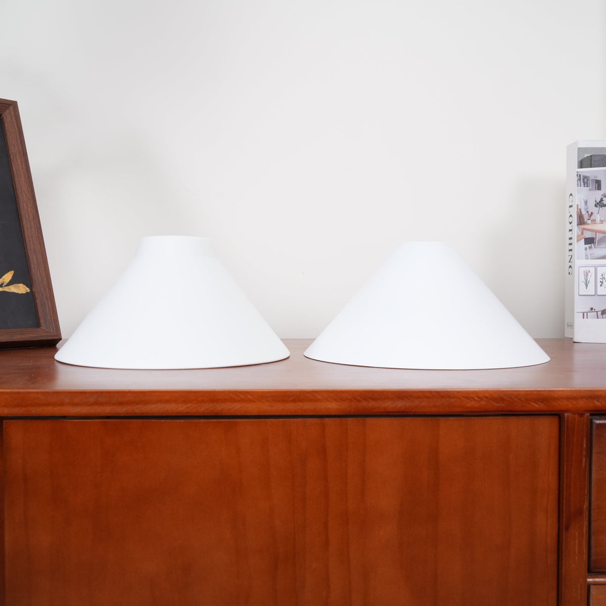 Lámpara colgante de diseño de lujo con pantallas de vidrio blanco para mesa de comedor e isla de cocina, acabado de latón | Sansoti