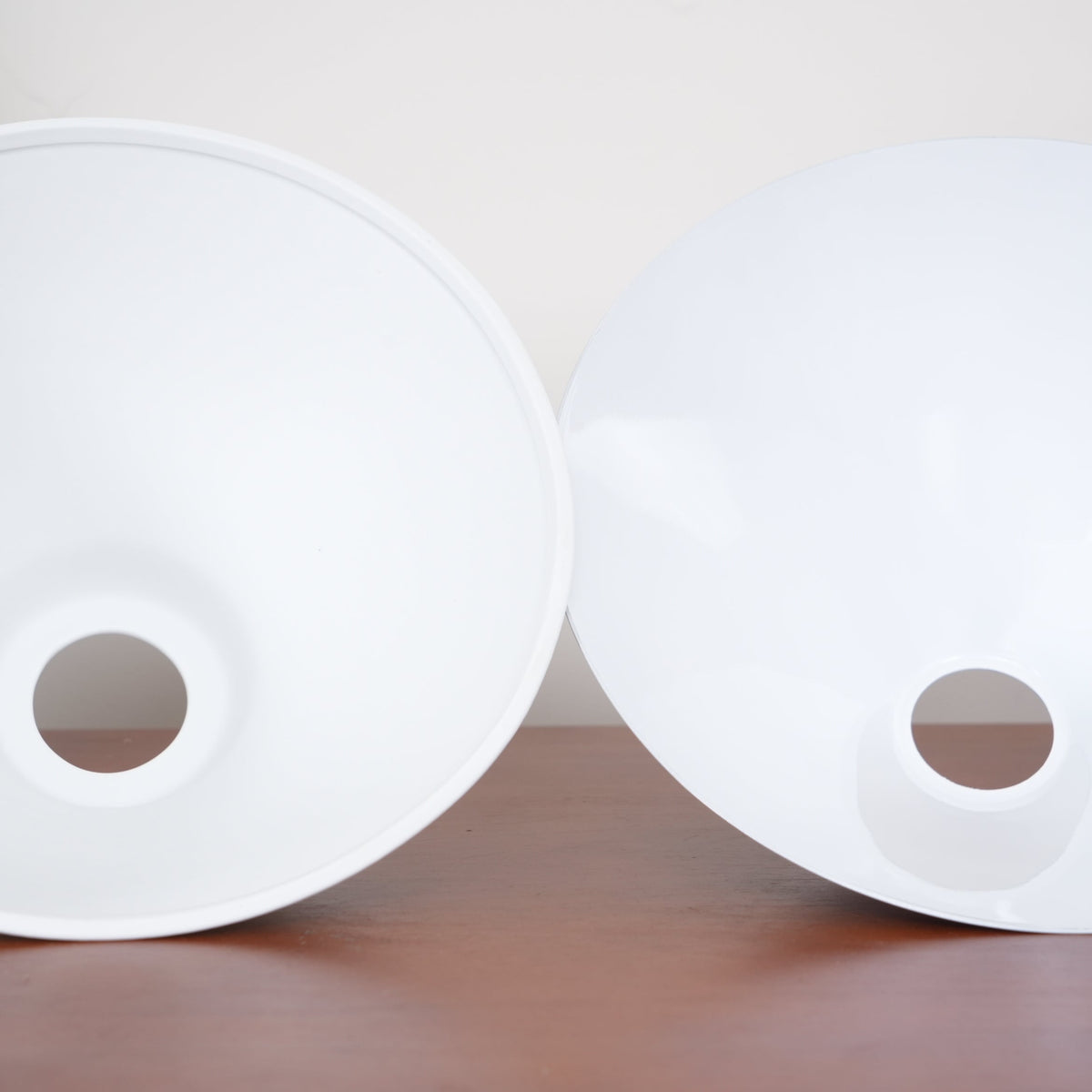 Lámpara colgante de diseño de lujo con pantallas de vidrio blanco para mesa de comedor e isla de cocina, acabado de latón | Sansoti
