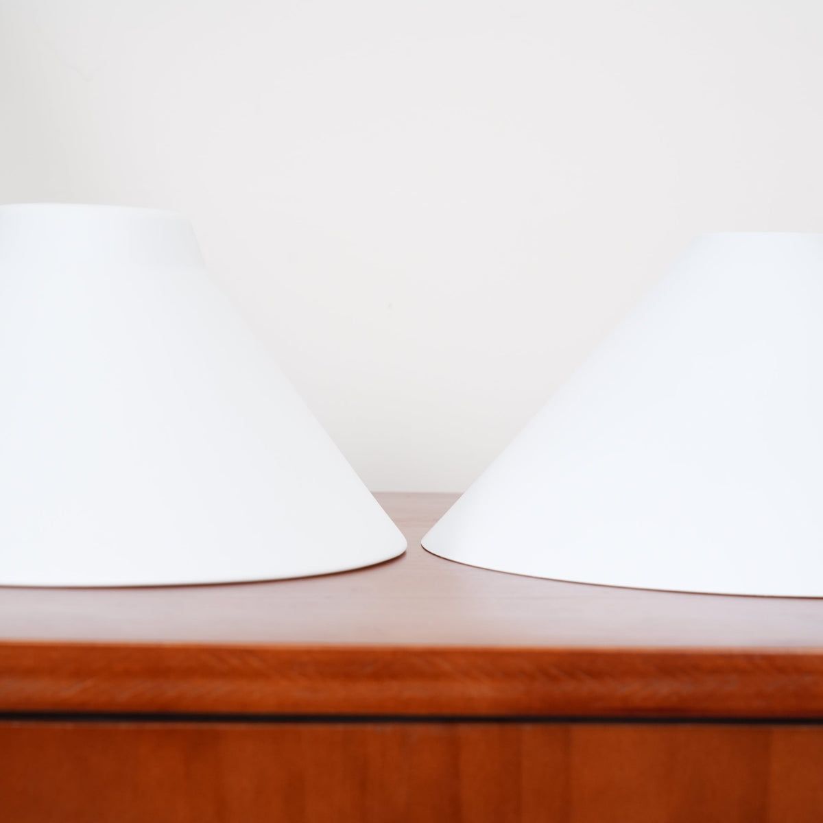 Lámpara colgante de diseño de lujo con pantallas de vidrio blanco para mesa de comedor e isla de cocina, acabado de latón | Sansoti