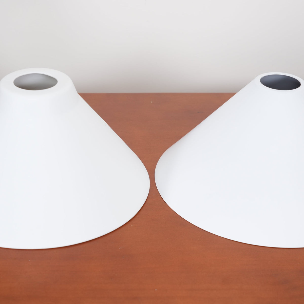 Lámpara colgante de diseño de lujo con pantallas de vidrio blanco para mesa de comedor e isla de cocina, acabado de latón | Sansoti