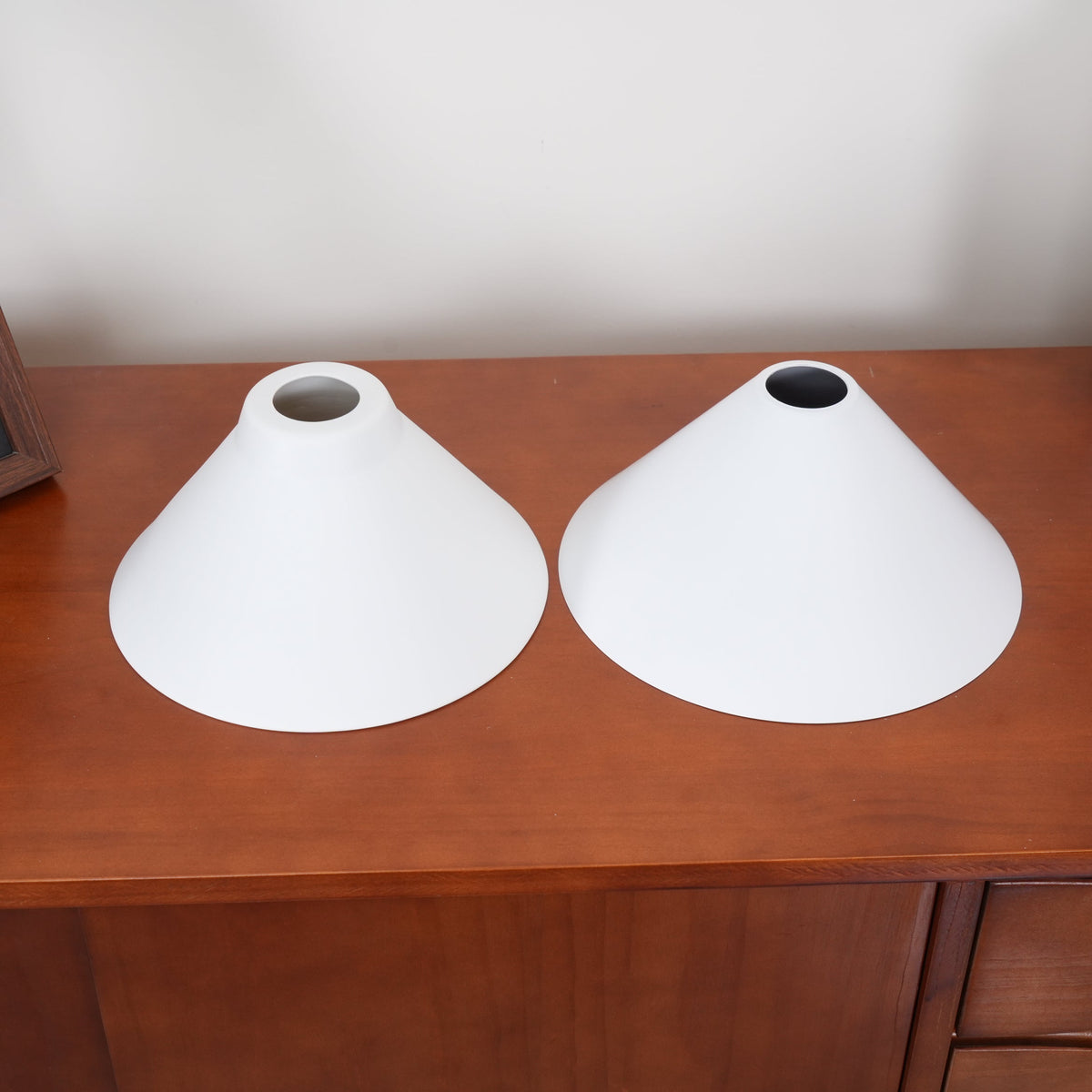 Lámpara colgante de diseño de lujo con pantallas de vidrio blanco para mesa de comedor e isla de cocina, acabado de latón | Sansoti