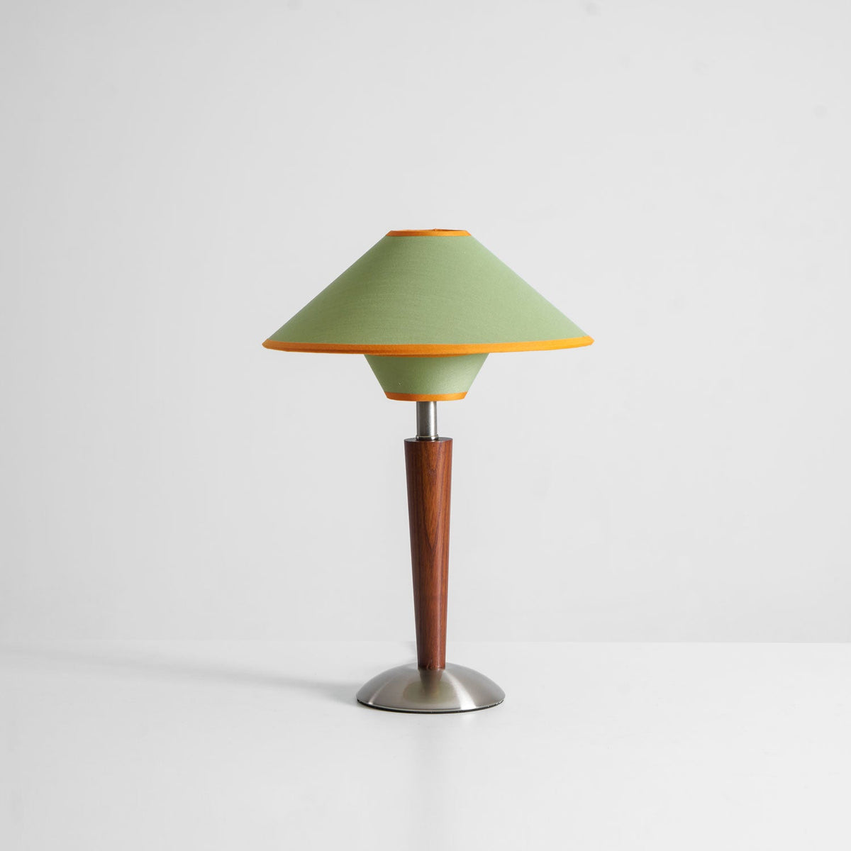 Holz-Tischleuchte mit Stoffschirm – Walnuss oder Nickel – warmes, modernes Design – E26/E27 – Plug-in mit Schalter | Sansoti