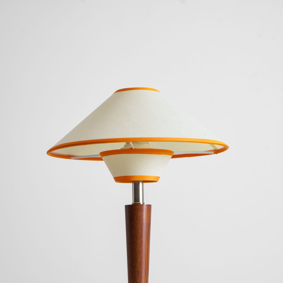 Holz-Tischleuchte mit Stoffschirm – Walnuss oder Nickel – warmes, modernes Design – E26/E27 – Plug-in mit Schalter | Sansoti