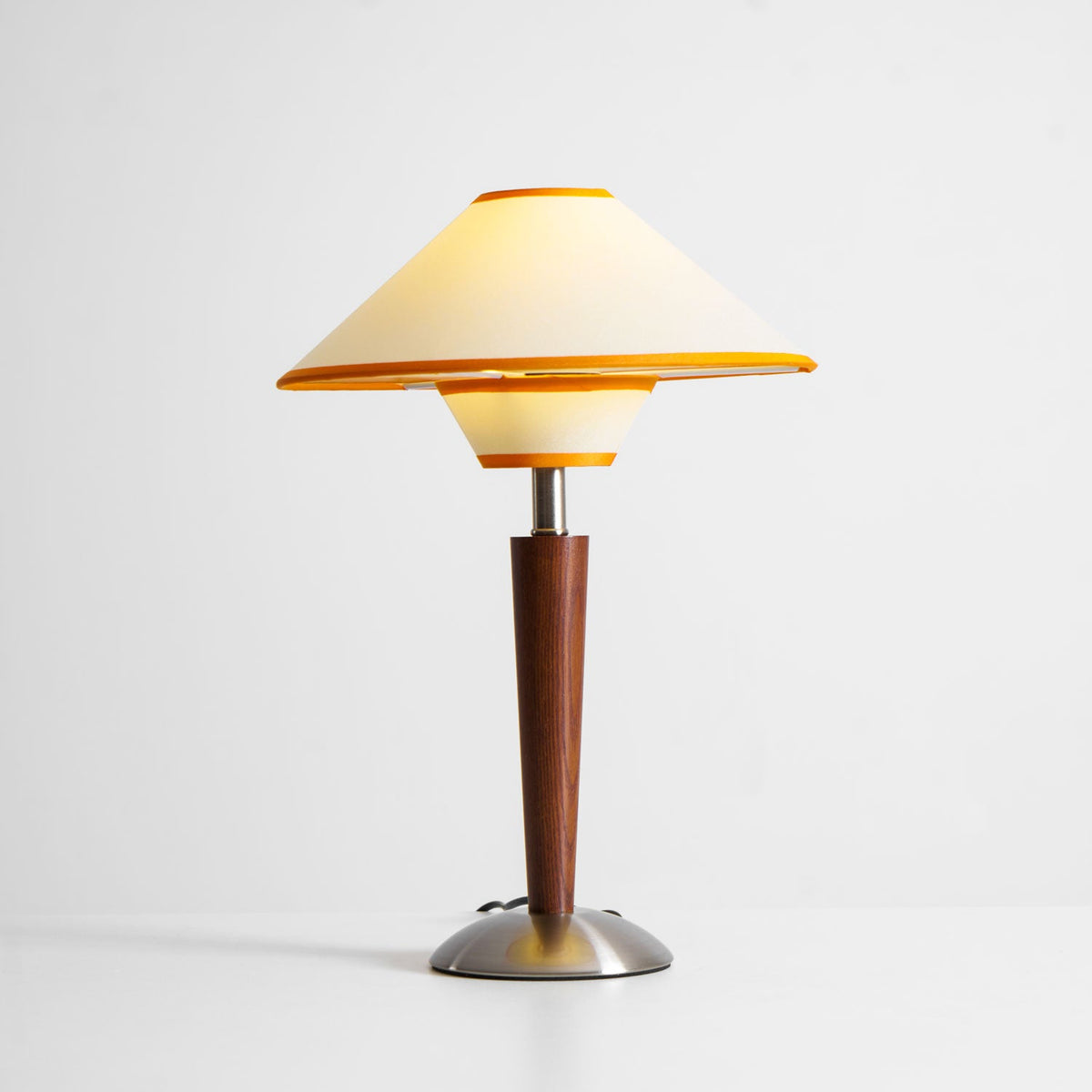 Holz-Tischleuchte mit Stoffschirm – Walnuss oder Nickel – warmes, modernes Design – E26/E27 – Plug-in mit Schalter | Sansoti