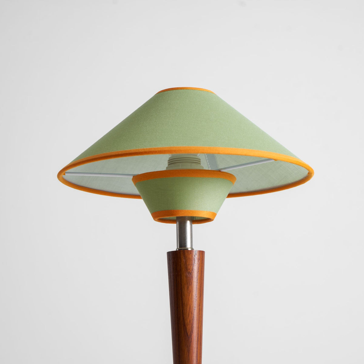 Holz-Tischleuchte mit Stoffschirm – Walnuss oder Nickel – warmes, modernes Design – E26/E27 – Plug-in mit Schalter | Sansoti