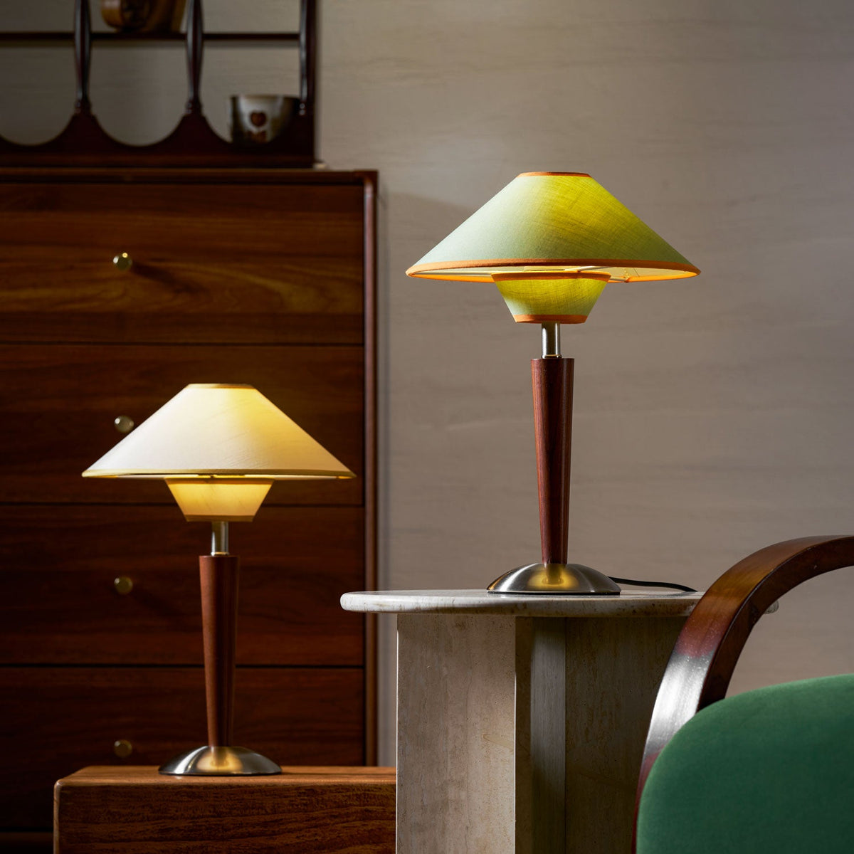 Holz-Tischleuchte mit Stoffschirm – Walnuss oder Nickel – warmes, modernes Design – E26/E27 – Plug-in mit Schalter | Sansoti