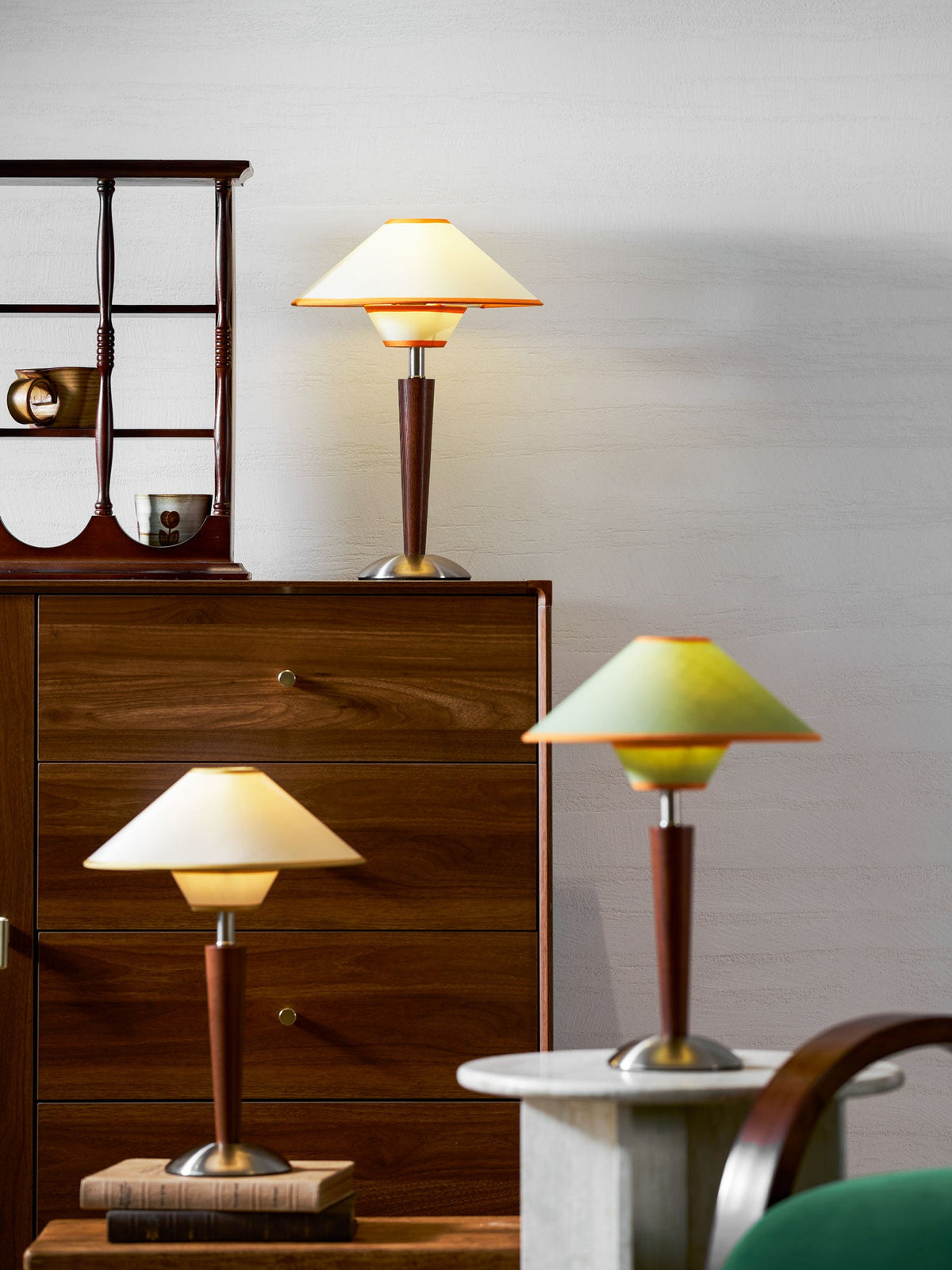 Holz-Tischleuchte mit Stoffschirm – Walnuss oder Nickel – warmes, modernes Design – E26/E27 – Plug-in mit Schalter | Sansoti