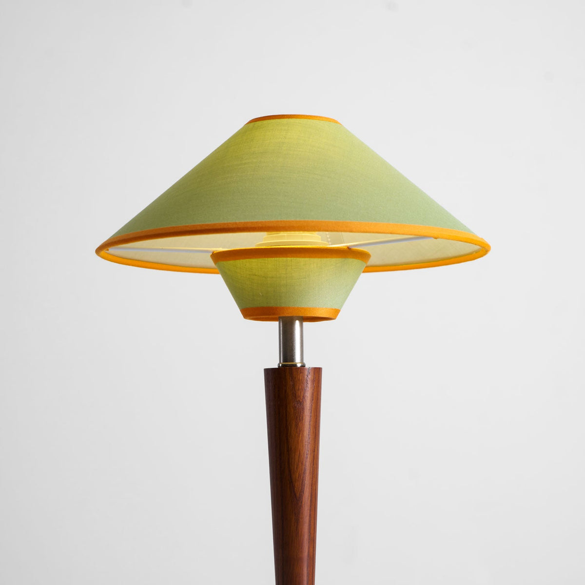 Holz-Tischleuchte mit Stoffschirm – Walnuss oder Nickel – warmes, modernes Design – E26/E27 – Plug-in mit Schalter | Sansoti
