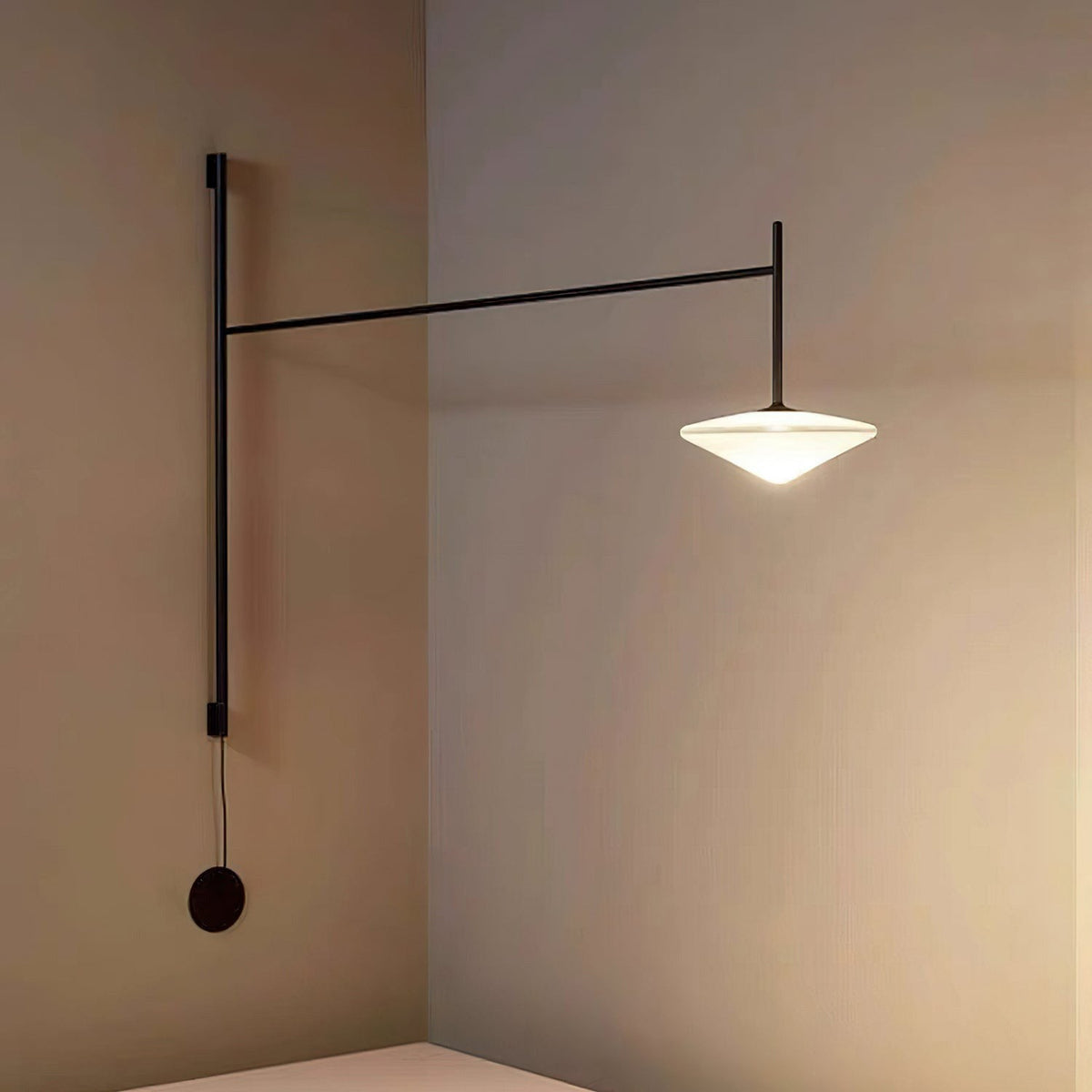 Verstelbare Wandlamp met Zwenkarm | Mondgeblazen Glazen Kap | Stekkermodel | Sansoti