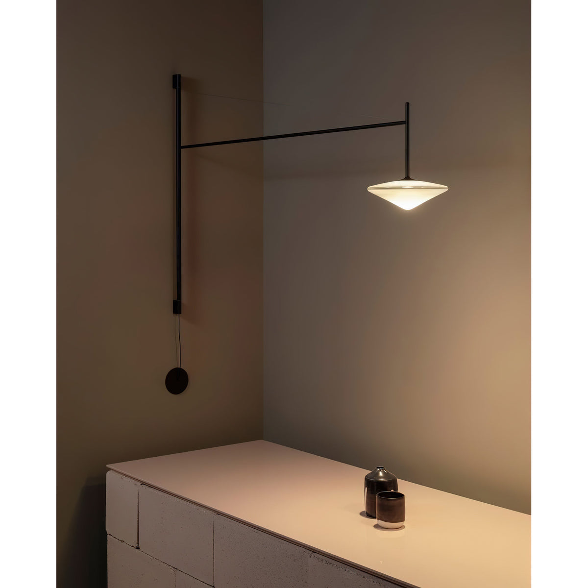 Verstelbare Wandlamp met Zwenkarm | Mondgeblazen Glazen Kap | Stekkermodel | Sansoti