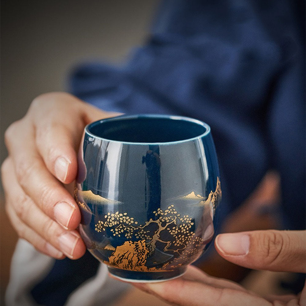 Japoński zestaw do herbaty gongfu z tacą, porcelanowy, niebieski, z motywem górskiego krajobrazu, 8 elementów | Sansoti