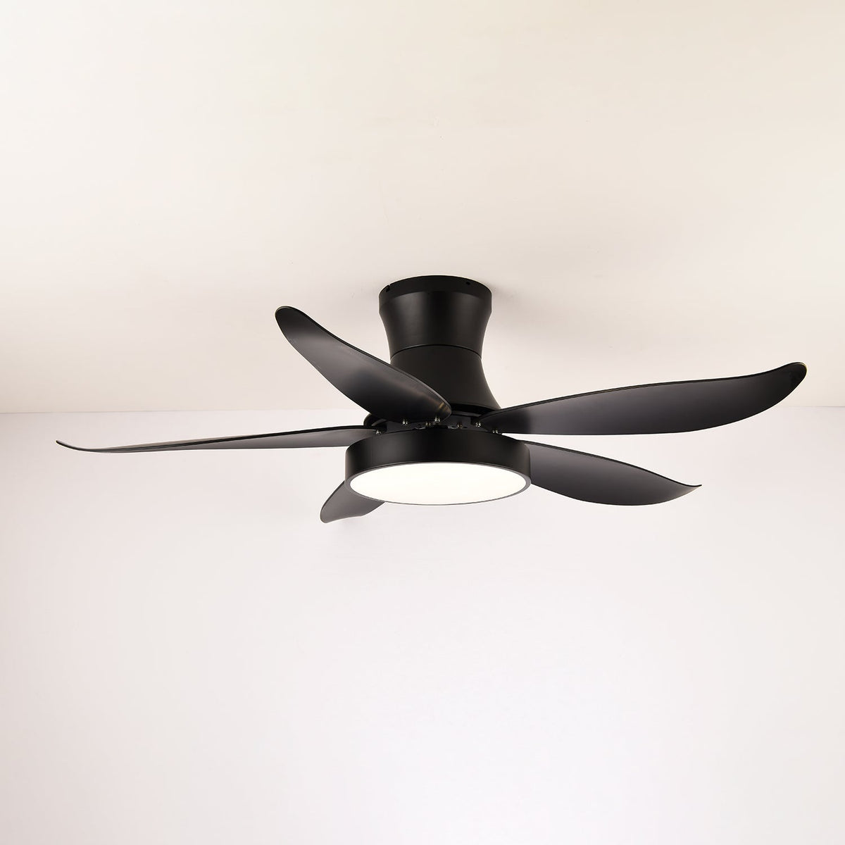 Deckenventilator mit Beleuchtung 132 cm Modern Schwarz Metall Kunststoff LED 24W Verstellbar 6 Geschwindigkeiten | Sansoti