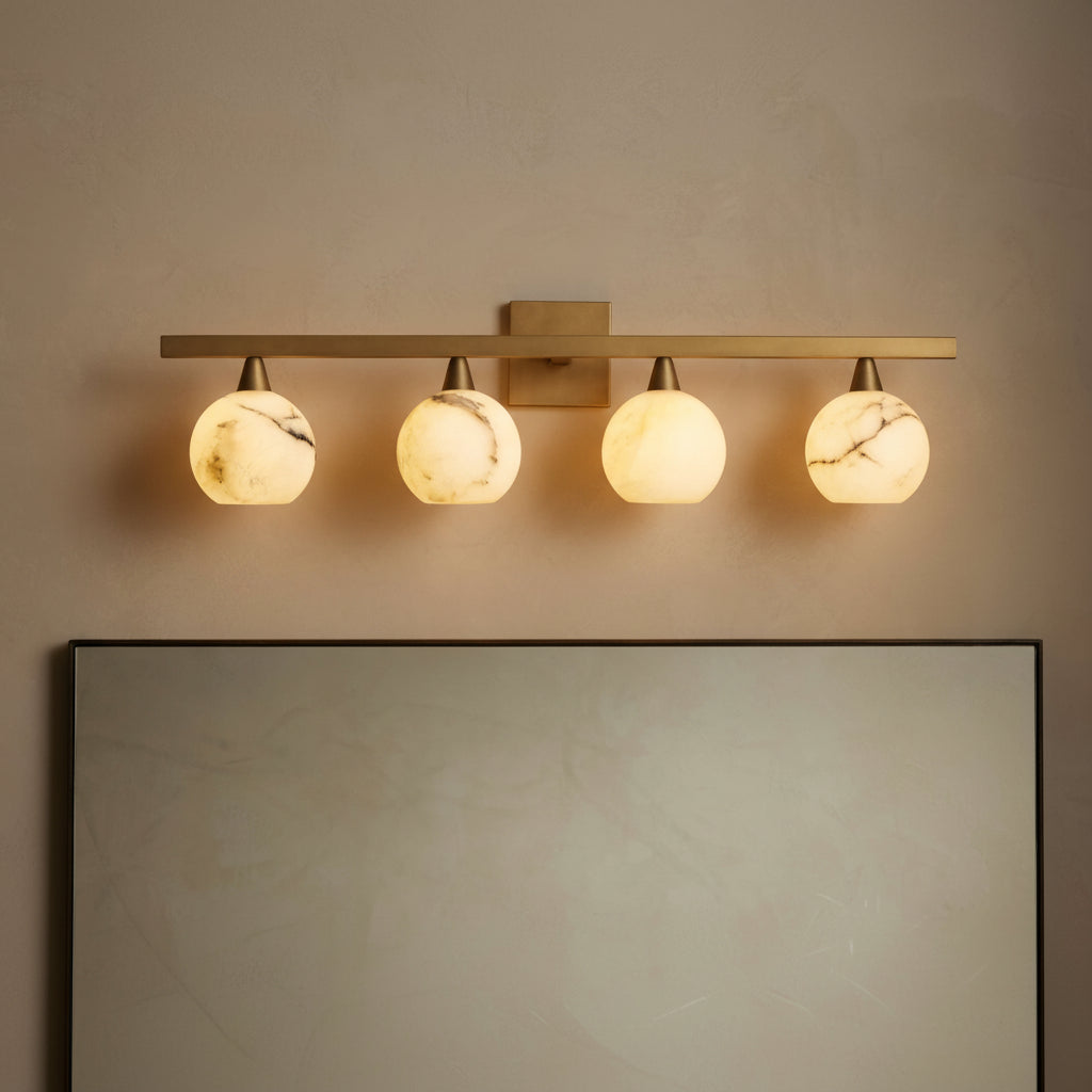 Wandleuchte mit vier Alabaster-Lampenschirmen und Messingrahmen für stimmungsvolle Beleuchtung im Wohnzimmer oder Schlafzimmer | Sansoti