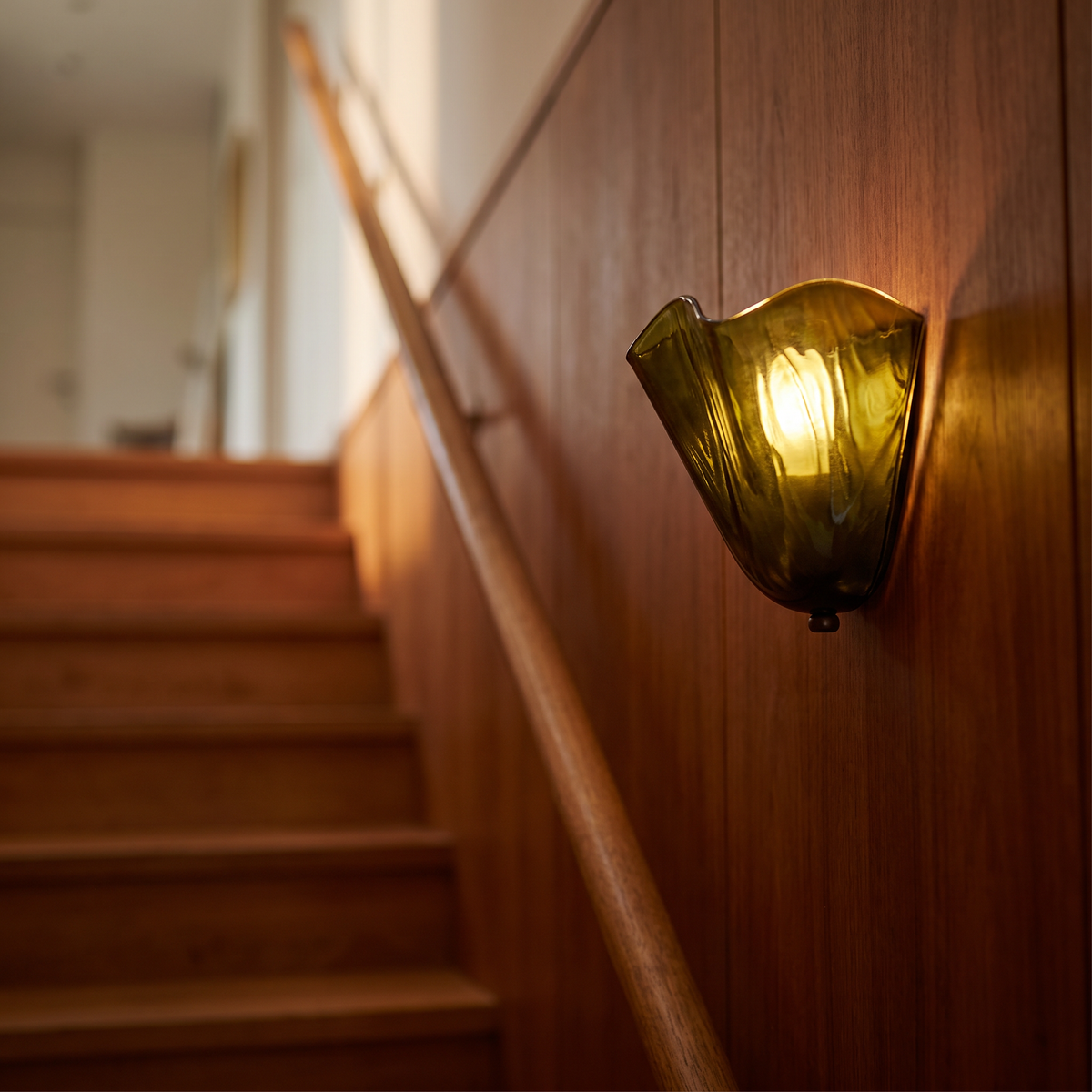 Glas in lood wandlamp op trapwand