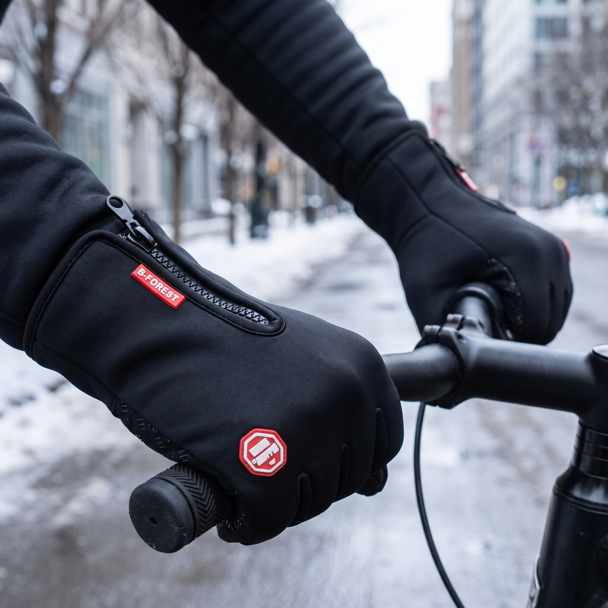 Verwarmde handschoenen op fietsstuur
