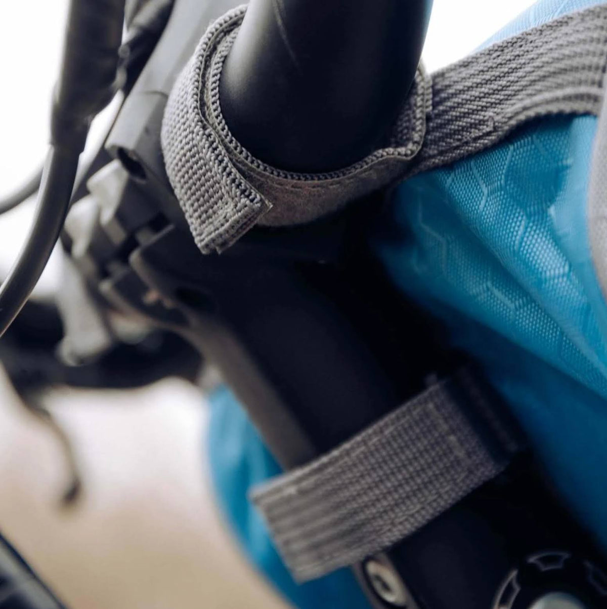 Stuurtas fiets met telefoonvenster waterdicht zwart blauw touchscreen bescherming veilig fietsen onderweg | Sansoti