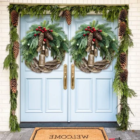 Rustikaler Weihnachtskranz mit Tannenzapfen und goldenen Glöckchen für Tür und Wand, festliche Weihnachtsstimmung | Sansoti