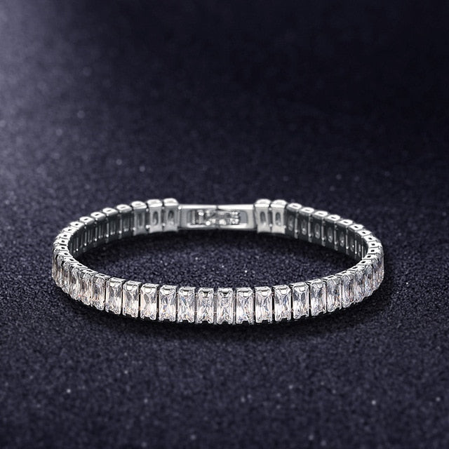 Elegantes Gliederarmband mit Zirkonsteinen | Luxuriöses Tennisarmband für Damen und Herren | Geometrisches Design Armband mit glänzenden Kristallen | Verstellbares festliches Armband Silber Gold | Sansoti
