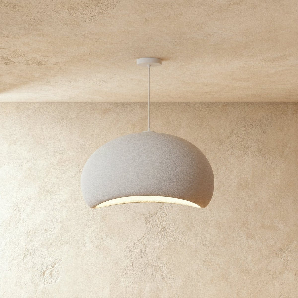 Minimalistyczna japońska lampa wisząca o organicznym kształcie i delikatnym nastrojowym oświetleniu | Sansoti