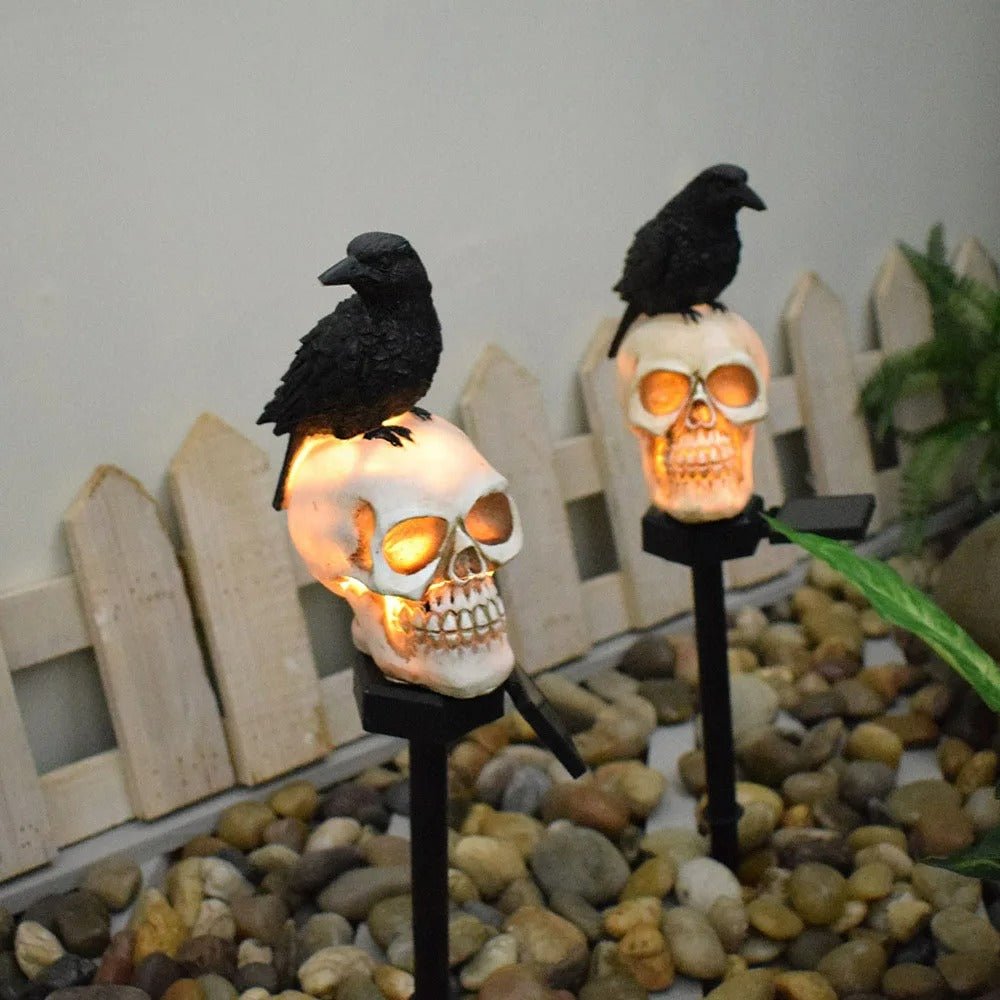 Solarbetriebene Halloween-Schädel mit Rabe und LED-Lampe für Garten, Balkon und Feiertagsdekoration | Sansoti