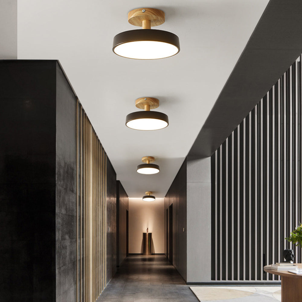 Plafón de madera natural y pantalla en tonos pastel | Diseño escandinavo moderno para dormitorio y salón | Sansoti